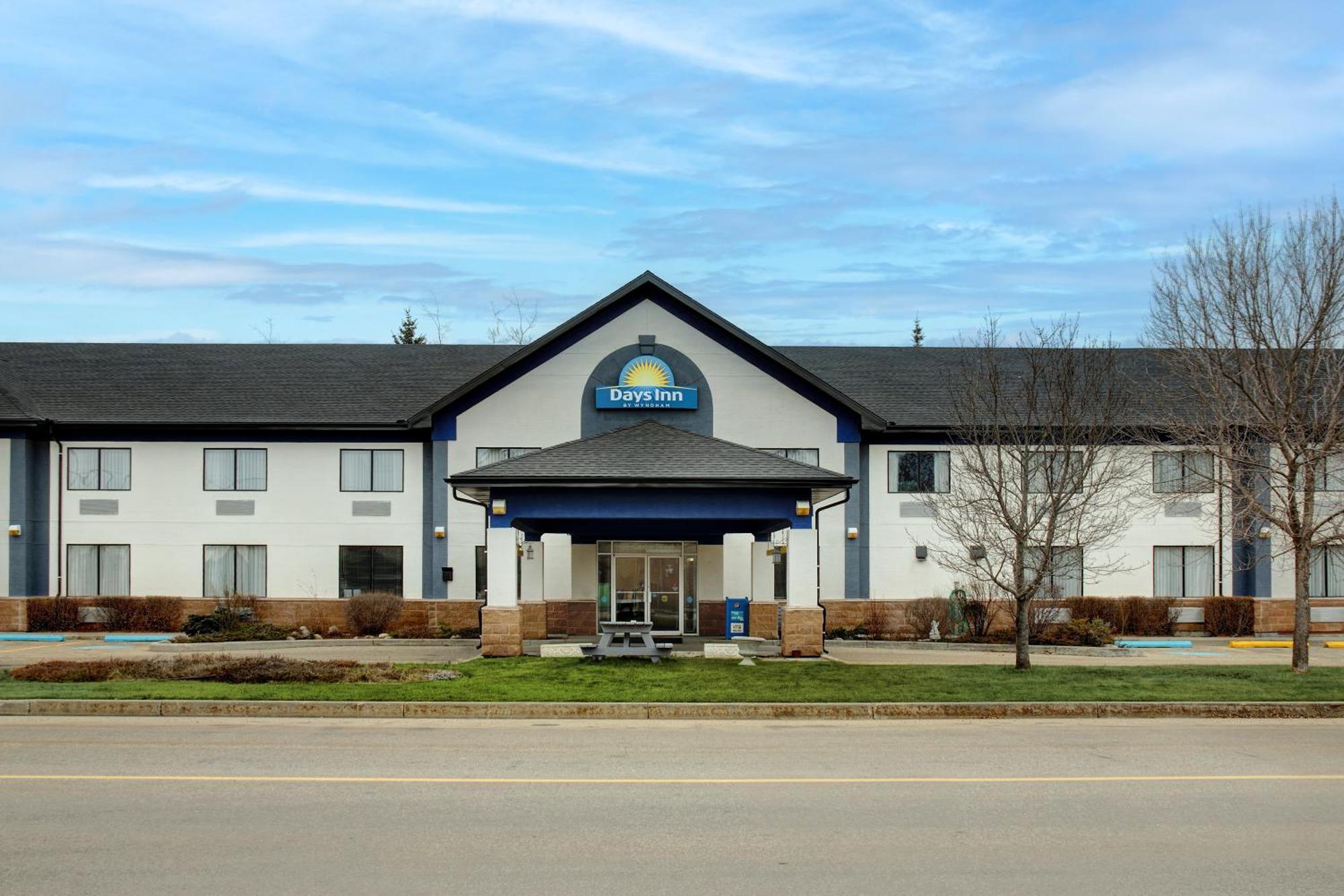 Days Inn By Wyndham Whitecourt Exterior photo