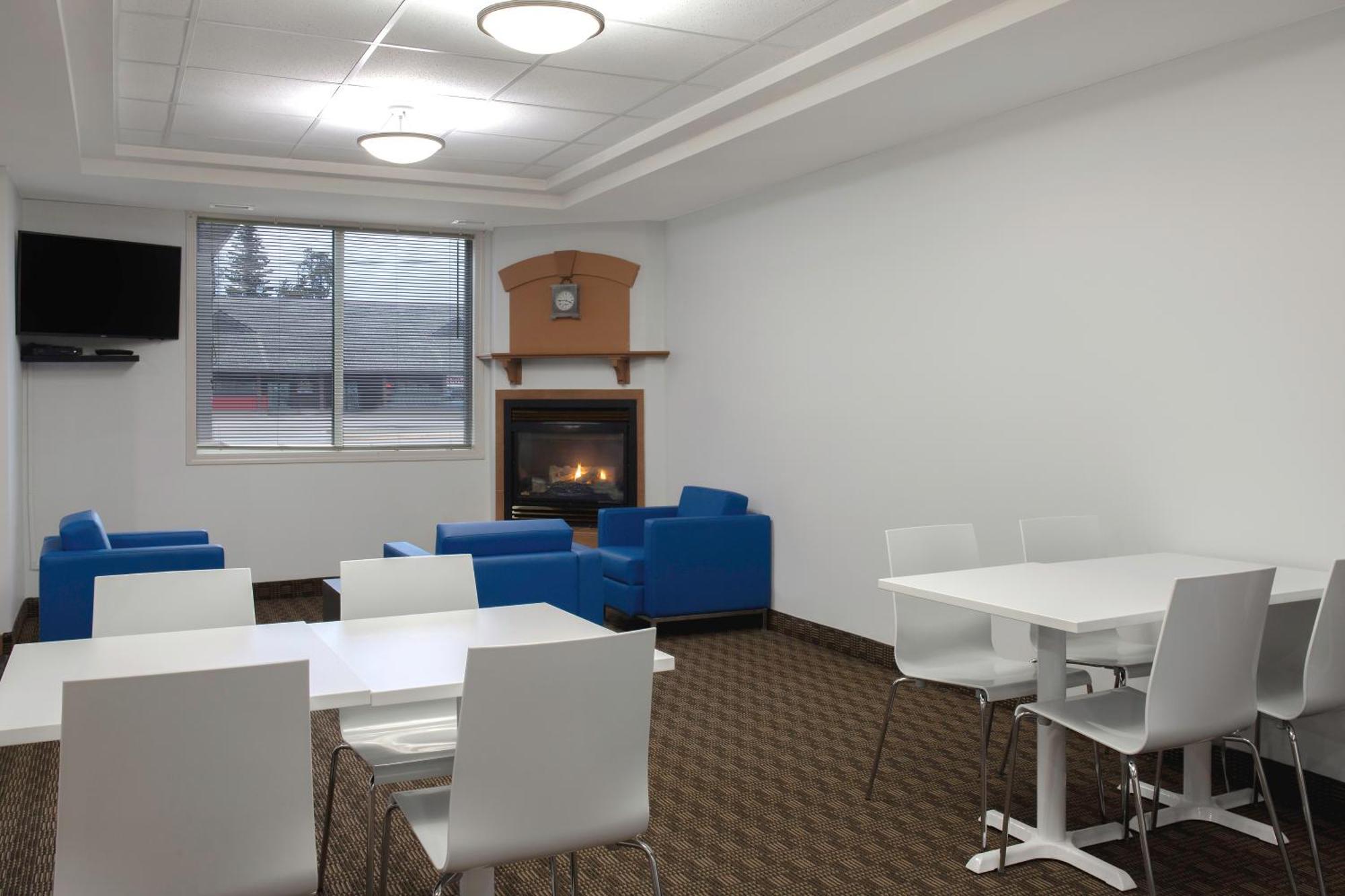 Days Inn By Wyndham Whitecourt Exterior photo